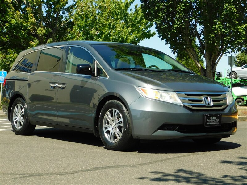 2011 Honda Odyssey EX-L w/Navi / REAR DVD Players / Leather / CLEAN