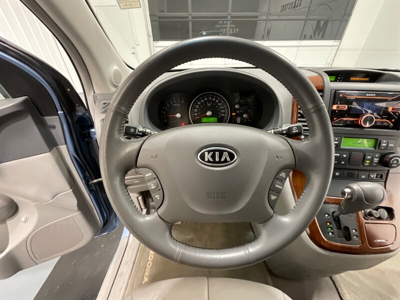 2007 Kia Sedona EX Minivan / Leather Heated/ Sunroof / 61,000 MILE  / LOCAL VAN - Photo 45 - Gladstone, OR 97027