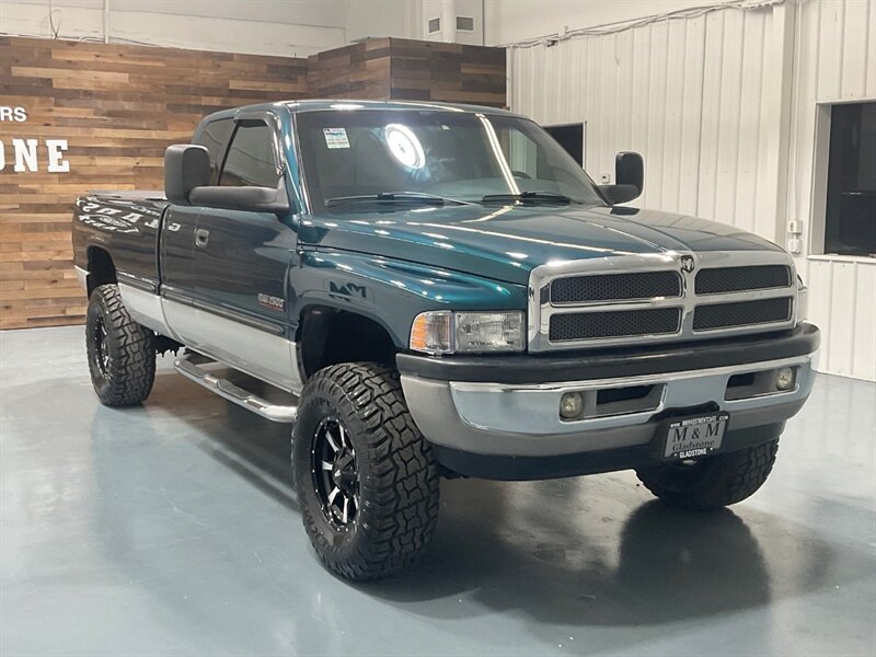 1999 Dodge Ram 2500 Laramie SLT 4dr Quad Cab 4X4 /5.9L DIESEL /5-SPEED / Long bed / LIFTED w. 35 " TIRES & 17 " MOTO WHEELS / ZERO RUST / 5-SPEED MANUAL - Photo 2 - Gladstone, OR 97027