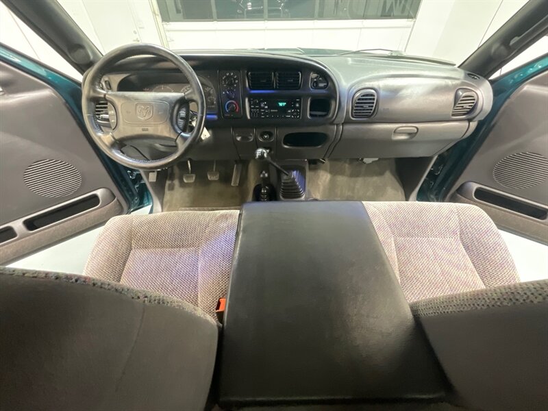 1999 Dodge Ram 2500 Laramie SLT 4dr Quad Cab 4X4 /5.9L DIESEL /5-SPEED / Long bed / LIFTED w. 35 " TIRES & 17 " MOTO WHEELS / ZERO RUST / 5-SPEED MANUAL - Photo 22 - Gladstone, OR 97027