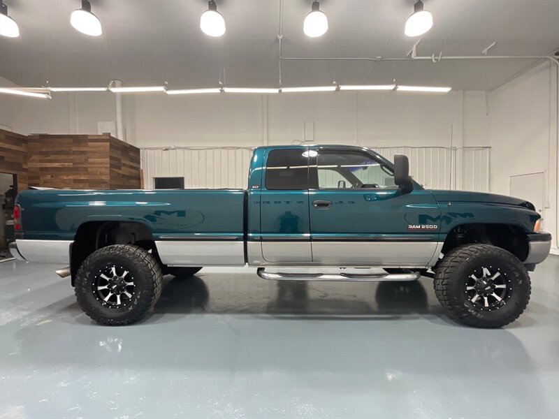 1999 Dodge Ram 2500 Laramie SLT 4dr Quad Cab 4X4 /5.9L DIESEL /5-SPEED / Long bed / LIFTED w. 35 " TIRES & 17 " MOTO WHEELS / ZERO RUST / 5-SPEED MANUAL - Photo 4 - Gladstone, OR 97027
