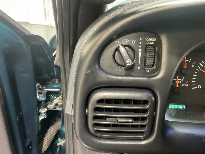 1999 Dodge Ram 2500 Laramie SLT 4dr Quad Cab 4X4 /5.9L DIESEL /5-SPEED / Long bed / LIFTED w. 35 " TIRES & 17 " MOTO WHEELS / ZERO RUST / 5-SPEED MANUAL - Photo 44 - Gladstone, OR 97027