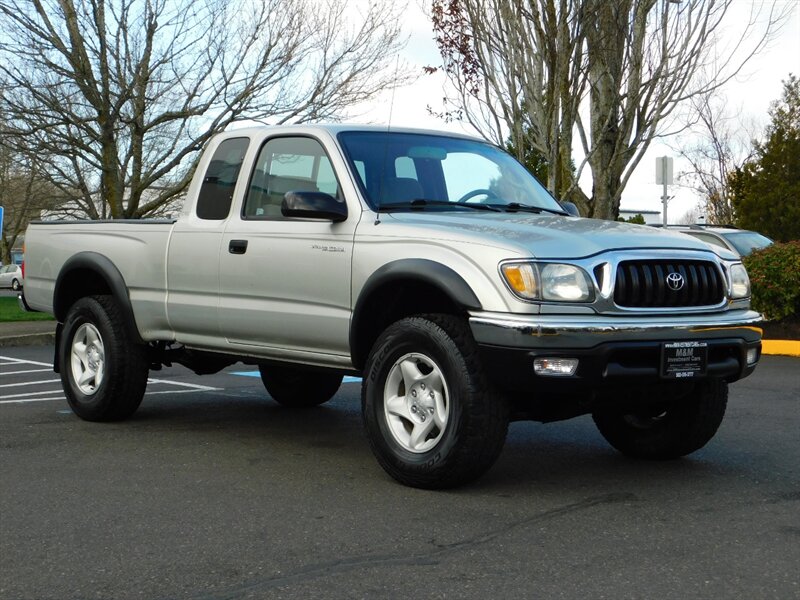 2002 Toyota Tacoma 4X4 / XTRA CAB / 5-SPEED MANUAL / CLEAN TITLE