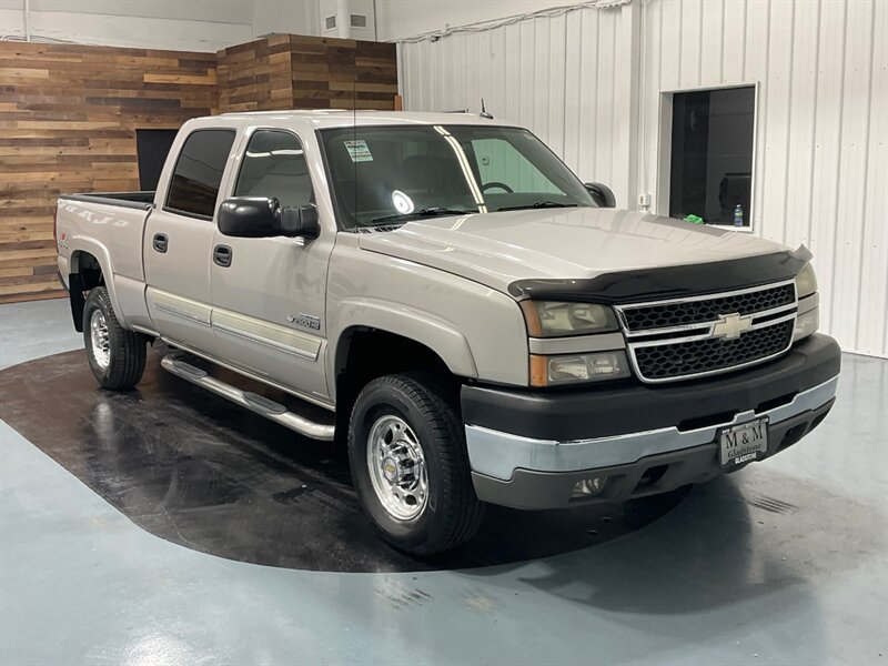 2005 Chevrolet Silverado 2500 LT Crew Cab 4X4 / 8.1L V8 / Leather / 96K MILES  / RUST FREE / Excel Cond - Photo 2 - Gladstone, OR 97027