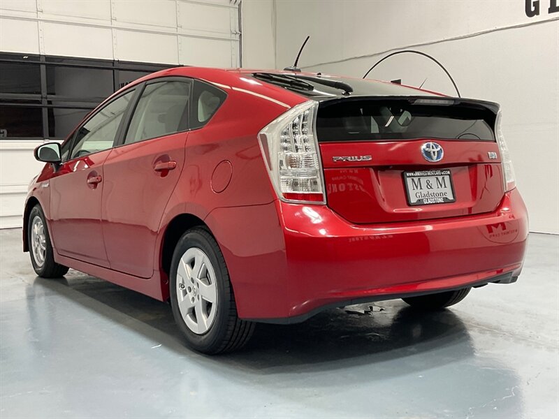 2010 Toyota Prius IV Tech Pkg / 1-OWNER / 45,000 MILES  / Leather & Navigation - Photo 8 - Gladstone, OR 97027