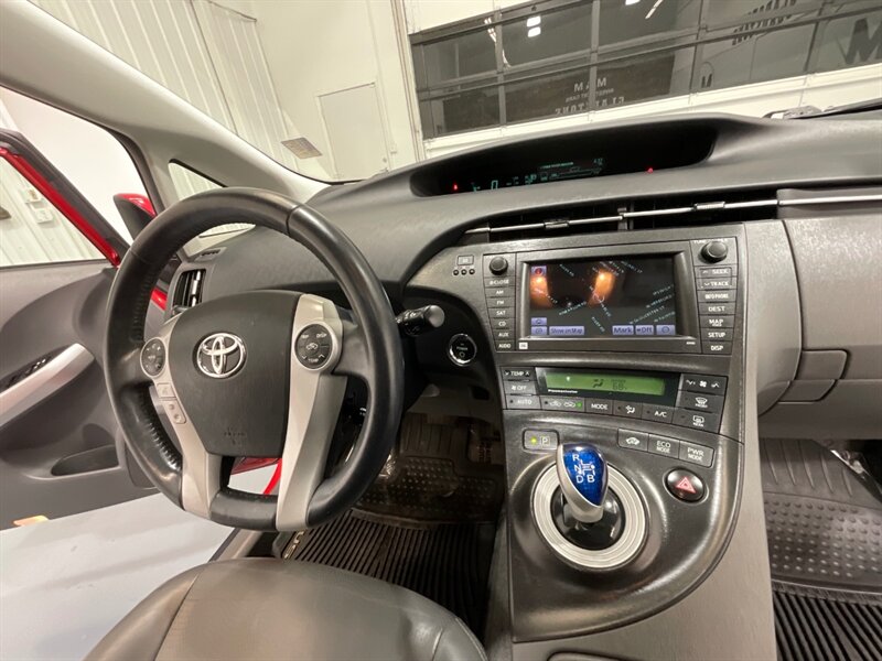 2010 Toyota Prius IV Tech Pkg / 1-OWNER / 45,000 MILES  / Leather & Navigation - Photo 15 - Gladstone, OR 97027