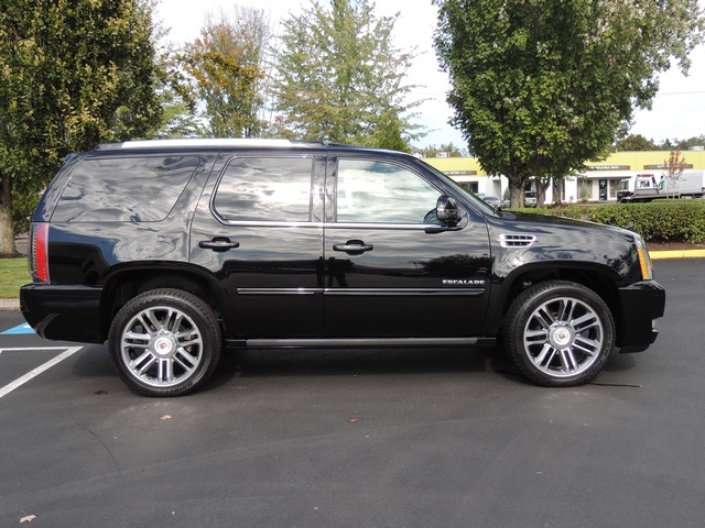 2013 Cadillac Escalade Premium / AWD / LOADED / 1-OWNER   - Photo 4 - Portland, OR 97217