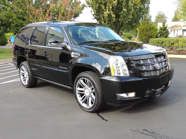 2013 Cadillac Escalade Premium / AWD / LOADED / 1-OWNER   - Photo 2 - Portland, OR 97217