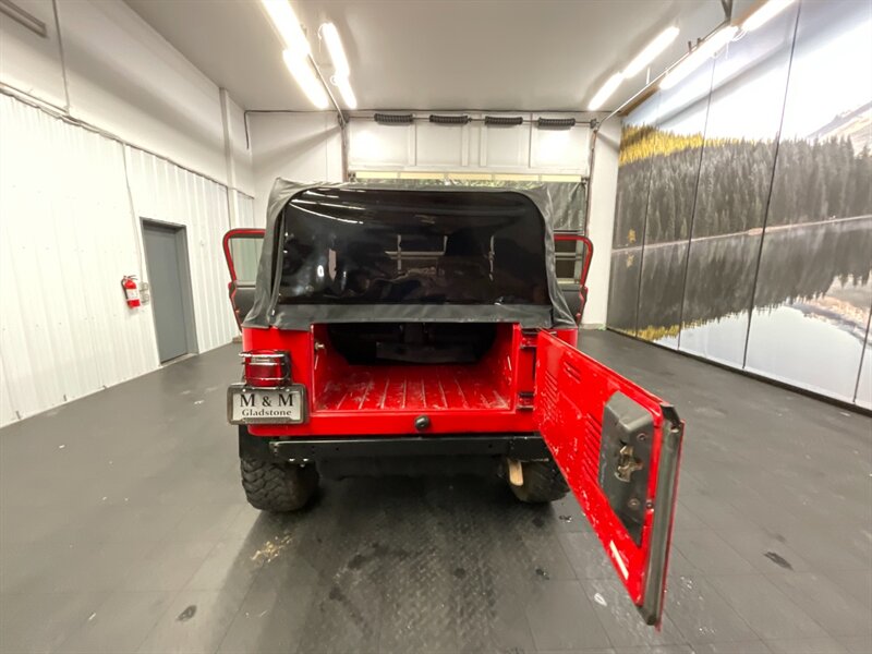 2005 Jeep Wrangler Rubicon 2Dr 4X4 / 4.0L 6Cyl / 6-SPEED / LIFTED  BRAND NEW TOP / LIFTED w/ MUD TIRES / WINCH & GRILL GUARD / SHARP & CLEAN !! - Photo 18 - Gladstone, OR 97027