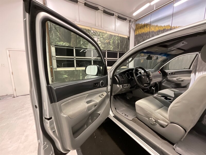 2005 Toyota Tacoma V6 Access Cab 4X4 / 4.0L V6 / 6-SPEED MANUAL  / RUST FREE / Towing Package / 154K MILES - Photo 13 - Gladstone, OR 97027