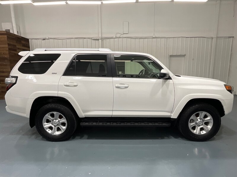 2014 Toyota 4Runner SR5 4X4 / 3RD ROW SEAT / 1-OWNER LOCAL / SUNROOF  / LOCAL SUV w. ZERO RUST - Photo 4 - Gladstone, OR 97027