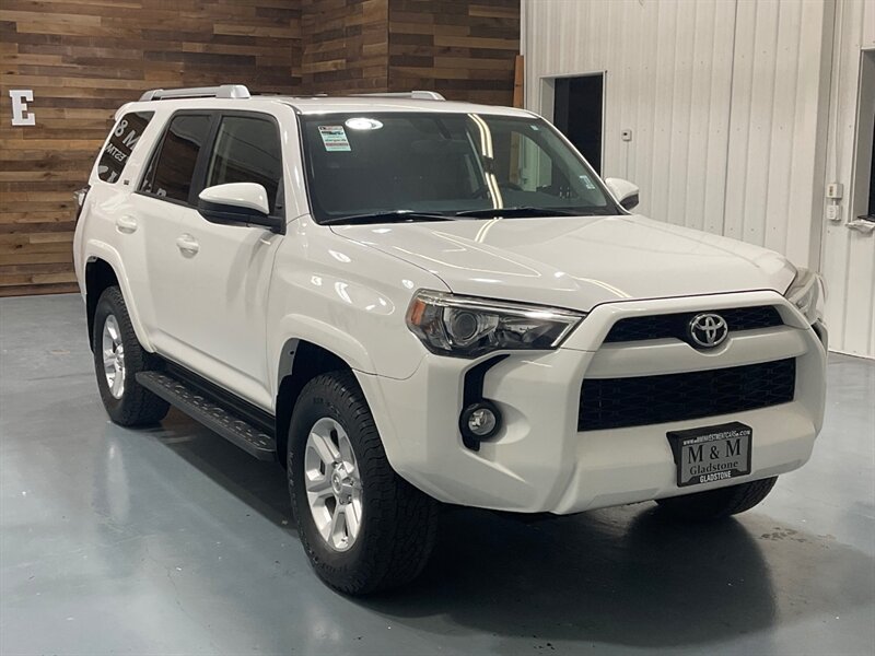 2014 Toyota 4Runner SR5 4X4 / 3RD ROW SEAT / 1-OWNER LOCAL / SUNROOF  / LOCAL SUV w. ZERO RUST - Photo 2 - Gladstone, OR 97027