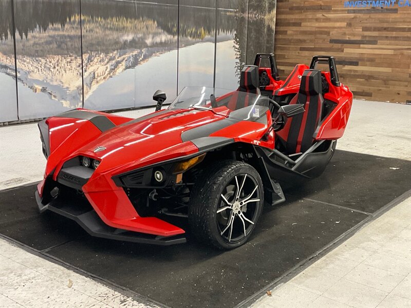 2015 POLARIS slingshot 2Dr / 6-SPEED MANUAL / 8,000 MILES   - Photo 1 - Gladstone, OR 97027