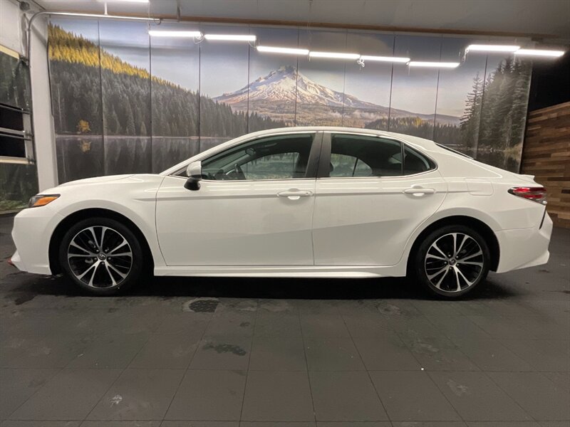 2020 Toyota Camry SE Sedan / 2.5L / 1-OWNER / 18,000 MILES  Backup Camera / LIKE NEW / LOCAL - Photo 3 - Gladstone, OR 97027