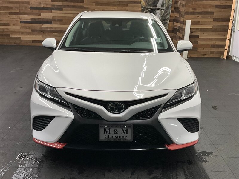 2020 Toyota Camry SE Sedan / 2.5L / 1-OWNER / 18,000 MILES  Backup Camera / LIKE NEW / LOCAL - Photo 5 - Gladstone, OR 97027