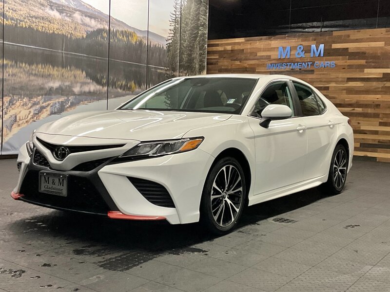 2020 Toyota Camry SE Sedan / 2.5L / 1-OWNER / 18,000 MILES  Backup Camera / LIKE NEW / LOCAL - Photo 1 - Gladstone, OR 97027