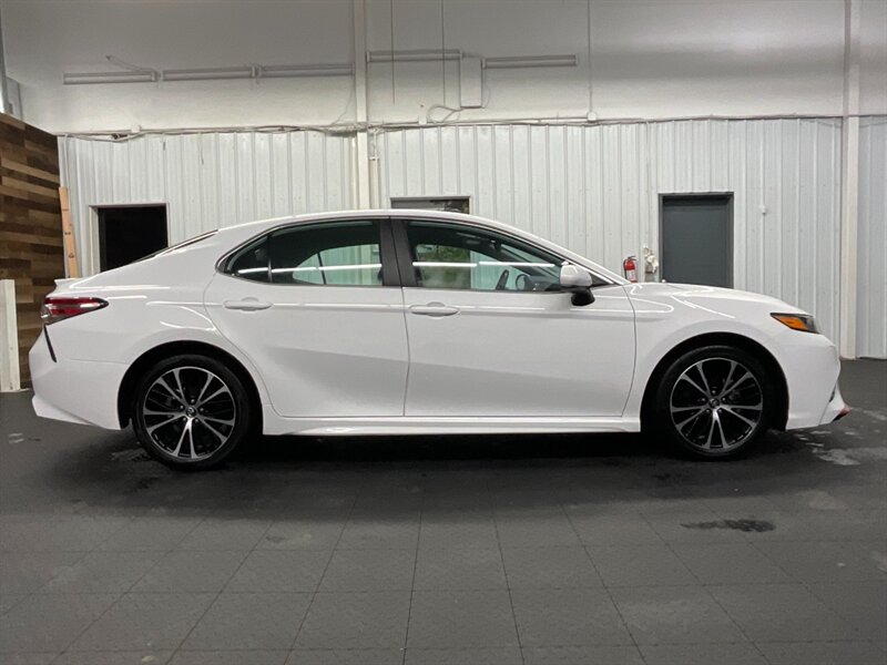 2020 Toyota Camry SE Sedan / 2.5L / 1-OWNER / 18,000 MILES  Backup Camera / LIKE NEW / LOCAL - Photo 4 - Gladstone, OR 97027