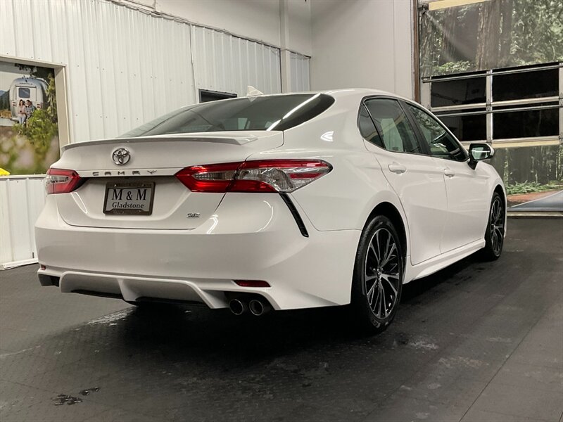 2020 Toyota Camry SE Sedan / 2.5L / 1-OWNER / 18,000 MILES  Backup Camera / LIKE NEW / LOCAL - Photo 7 - Gladstone, OR 97027