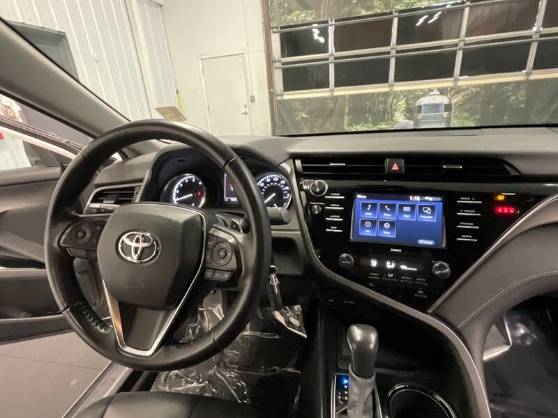 2020 Toyota Camry SE Sedan / 2.5L / 1-OWNER / 18,000 MILES  Backup Camera / LIKE NEW / LOCAL - Photo 17 - Gladstone, OR 97027