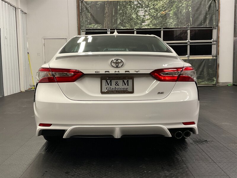 2020 Toyota Camry SE Sedan / 2.5L / 1-OWNER / 18,000 MILES  Backup Camera / LIKE NEW / LOCAL - Photo 6 - Gladstone, OR 97027