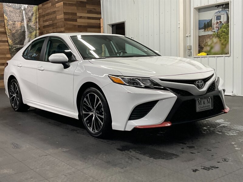 2020 Toyota Camry SE Sedan / 2.5L / 1-OWNER / 18,000 MILES  Backup Camera / LIKE NEW / LOCAL - Photo 2 - Gladstone, OR 97027