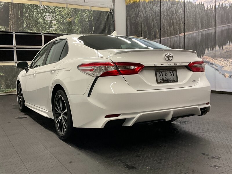 2020 Toyota Camry SE Sedan / 2.5L / 1-OWNER / 18,000 MILES  Backup Camera / LIKE NEW / LOCAL - Photo 8 - Gladstone, OR 97027