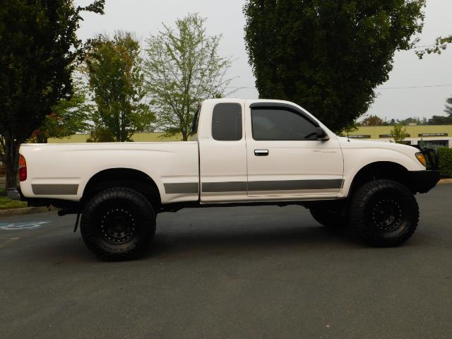 2000 Toyota Tacoma SR5 V6 / 4X4 / 5-SPEED MANUAL / LIFTED LIFTED   - Photo 4 - Portland, OR 97217