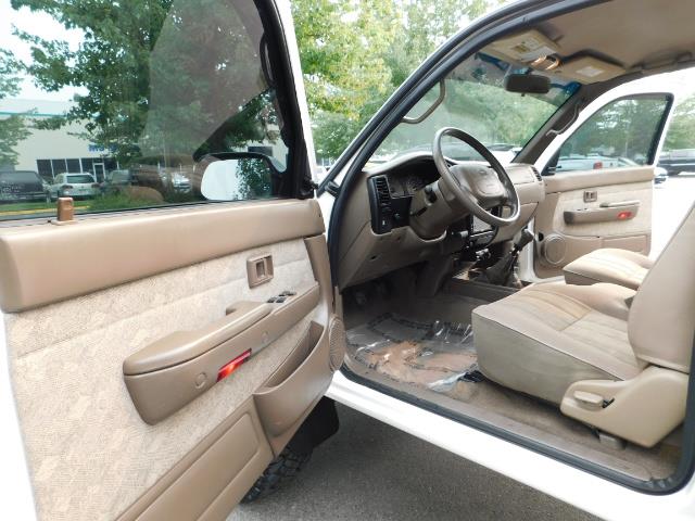 2000 Toyota Tacoma SR5 V6 / 4X4 / 5-SPEED MANUAL / LIFTED LIFTED   - Photo 13 - Portland, OR 97217