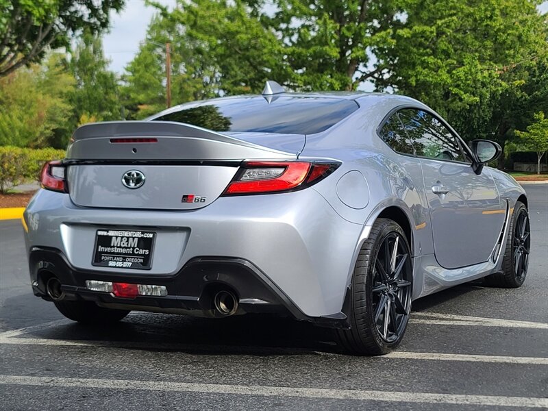 2023 Toyota GR86 Premium SPORT / BOXER Engine / 6-SPEED / 1-OWNER  / LOCAL OREGON CAR / FACTORY WARRANTY - Photo 8 - Portland, OR 97217