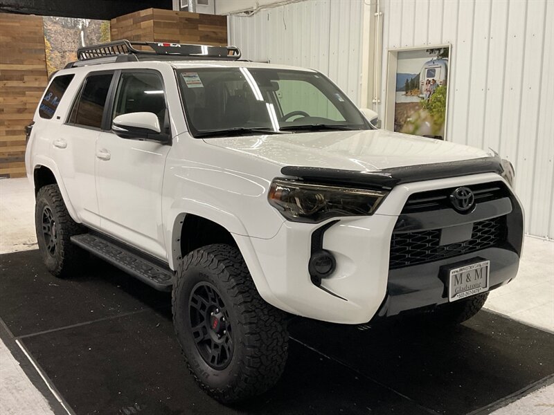 2020 Toyota 4Runner SR5 Premium 4X4 / 3RD ROW SEAT / LIFTED  / NEW LIFT W.NEW BF GOODRICH TIRES & NEW TRD WHEELS / LADDER / LUGGAGE RACK / LEATHER & HEATED SEATS / SUNROOF - Photo 2 - Gladstone, OR 97027