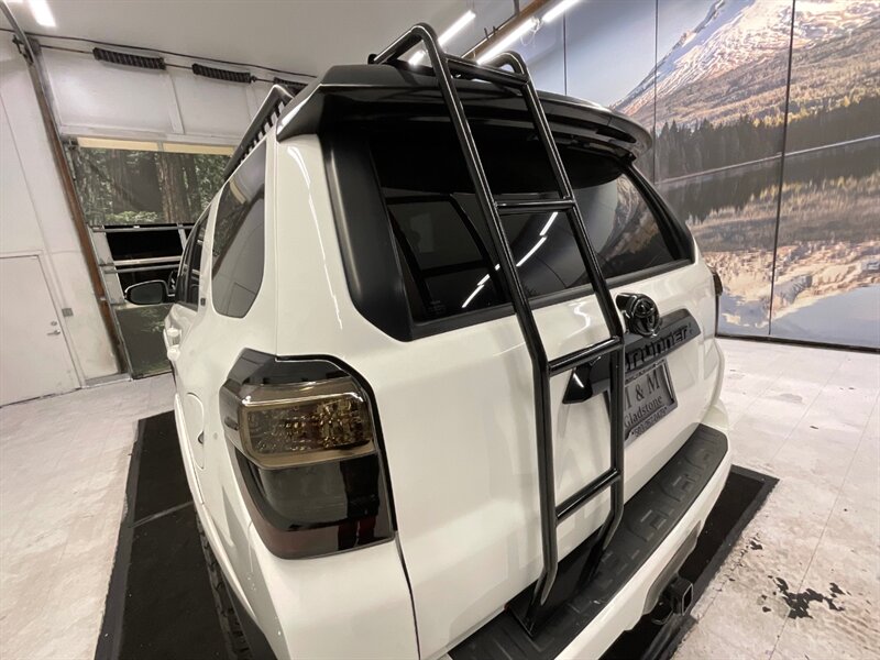 2020 Toyota 4Runner SR5 Premium 4X4 / 3RD ROW SEAT / LIFTED  / NEW LIFT W.NEW BF GOODRICH TIRES & NEW TRD WHEELS / LADDER / LUGGAGE RACK / LEATHER & HEATED SEATS / SUNROOF - Photo 11 - Gladstone, OR 97027