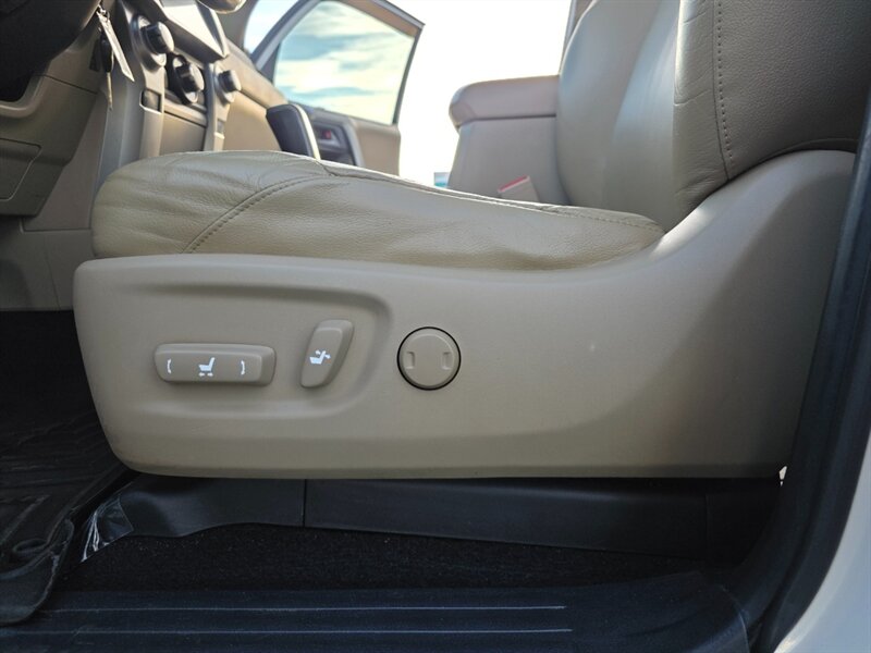 2011 Toyota 4Runner SR5 4X4 V6 / BRAND NEW LIFT / BRAND NEW TIRES / CAM / HEATED LEATHER / SUNROOF / BRAND NEW TIRES / SERVICE RECORDS - Photo 47 - Portland, OR 97217