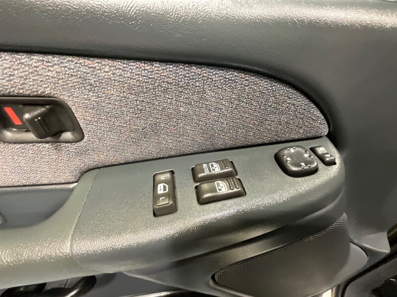 2001 GMC Sierra 1500 SLE Regular Cab 4X4 5.3L V8 / LOCAL OREGON TRUCK / ZERO RUST / 6.6FT BED ( SHORT BED) - Photo 18 - Gladstone, OR 97027