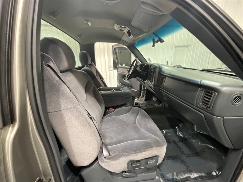 2001 GMC Sierra 1500 SLE Regular Cab 4X4 5.3L V8 / LOCAL OREGON TRUCK / ZERO RUST / 6.6FT BED ( SHORT BED) - Photo 13 - Gladstone, OR 97027