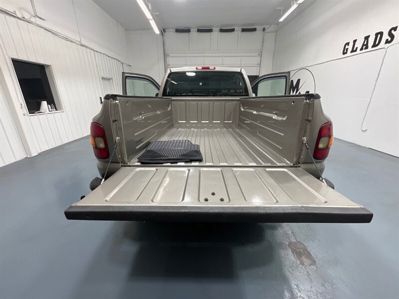 2001 GMC Sierra 1500 SLE Regular Cab 4X4 5.3L V8 / LOCAL OREGON TRUCK / ZERO RUST / 6.6FT BED ( SHORT BED) - Photo 11 - Gladstone, OR 97027