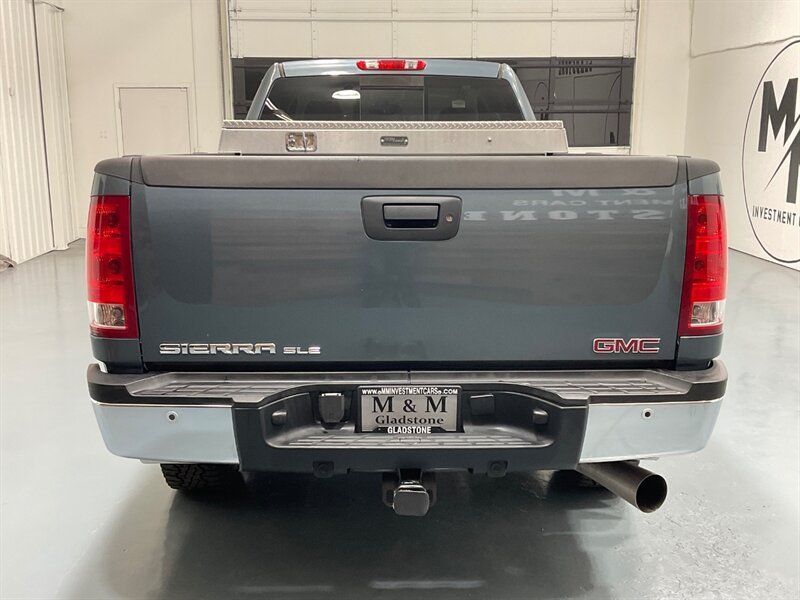 2007 GMC Sierra 2500 SLE2 4X4 / 6.6L DIESEL /LONG BED/1-OWNER/54K MILES  / CREW CAB / LOCAL TRUCK w. ZERO RUST / POWER SLIDING REAR WINDOW - Photo 6 - Gladstone, OR 97027