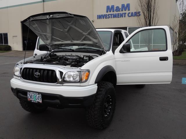 2004 Toyota Tacoma V6 / SR5 / 4X4 / 5-SPEED / LIFTED / 1-OWNER   - Photo 25 - Portland, OR 97217