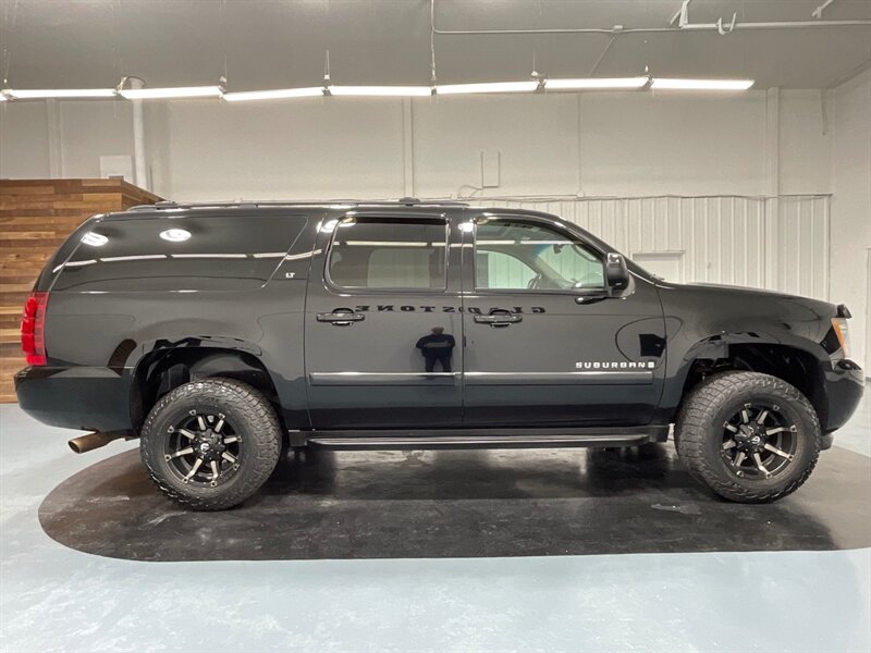 2007 Chevrolet Suburban LT 2500 4X4 / 6.0L V8 / Leather Navi DVD Sunroof  / LOCAL NO RUST - Photo 4 - Gladstone, OR 97027