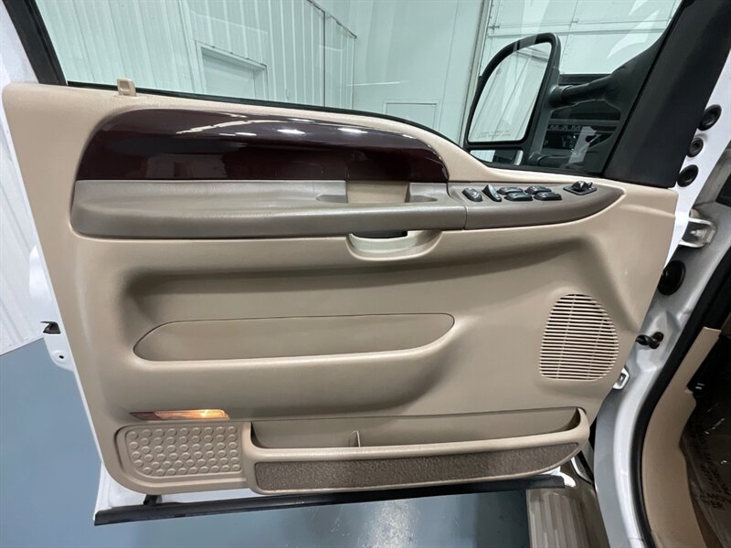 2003 Ford Excursion Eddie Bauer 4X4 / 7.3L DIESEL / Leather / LIFTED  / LIFTED w. NEW WHEELS & TIRES / ZERO RUST / Leather Heated Seats /Backup Camera / 136K Miles - Photo 31 - Gladstone, OR 97027