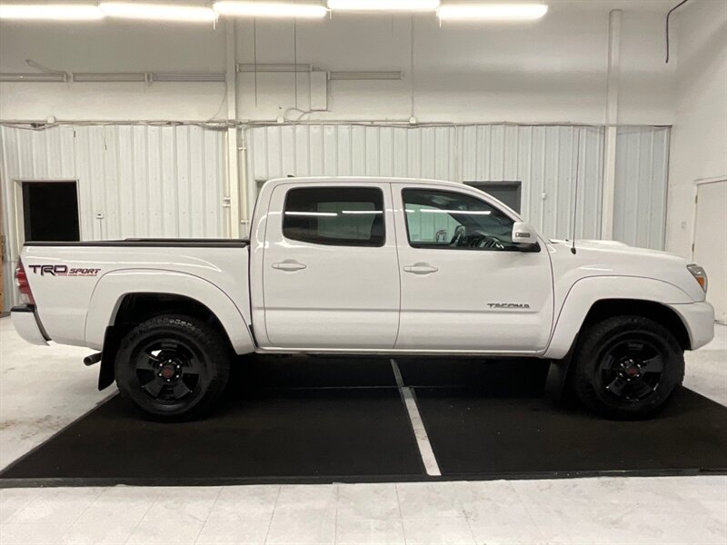 2015 Toyota Tacoma V6 TRD SPORT Double Cab 4X4 / 4.0L V6 / Navi & Cam  / LOCAL OREGON TRUCK / Navigation & Backup Camera / RUST FREE / 93,000 MILES - Photo 4 - Gladstone, OR 97027