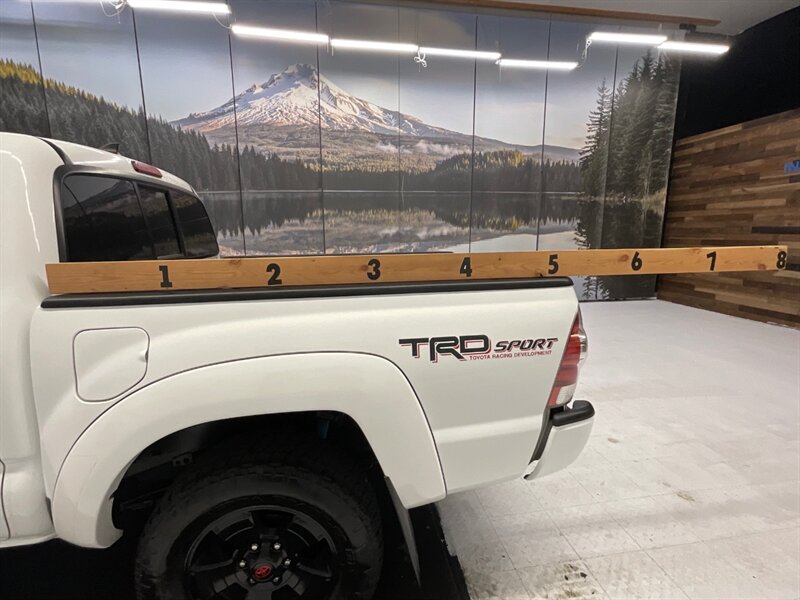 2015 Toyota Tacoma V6 TRD SPORT Double Cab 4X4 / 4.0L V6 / Navi & Cam  / LOCAL OREGON TRUCK / Navigation & Backup Camera / RUST FREE / 93,000 MILES - Photo 11 - Gladstone, OR 97027