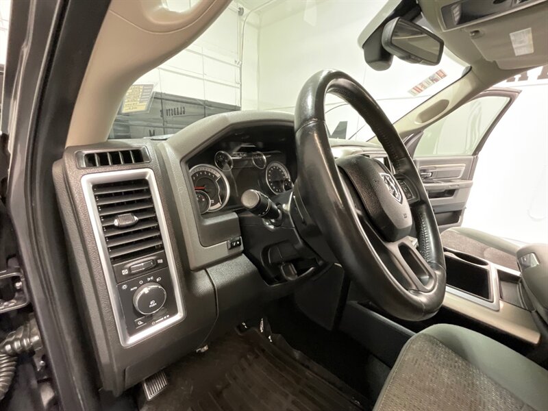 2014 RAM 1500 Big Horn Crew Cab 4X4 / 5.7L V8 HEMI / NAVIGATION  / Backup Camera - Photo 17 - Gladstone, OR 97027