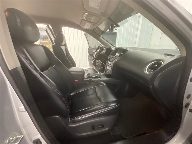 2019 Nissan Pathfinder SL 4WD / 3.5L V6 / 3RD SEAT / Leather / Navi  / Blind Spot Alert / Backup Camera & Navigation / 45,000 MILES - Photo 14 - Gladstone, OR 97027