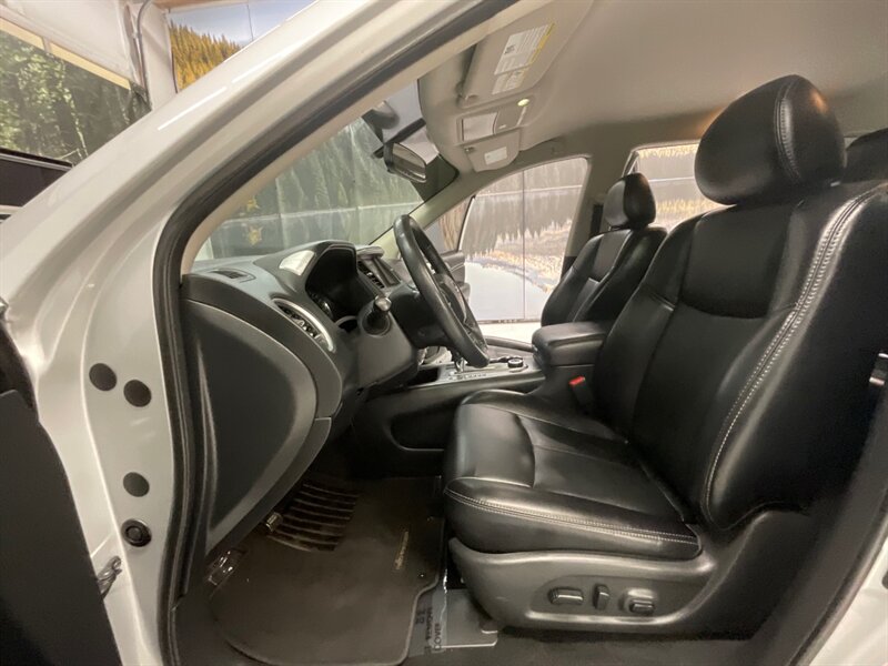 2019 Nissan Pathfinder SL 4WD / 3.5L V6 / 3RD SEAT / Leather / Navi  / Blind Spot Alert / Backup Camera & Navigation / 45,000 MILES - Photo 32 - Gladstone, OR 97027