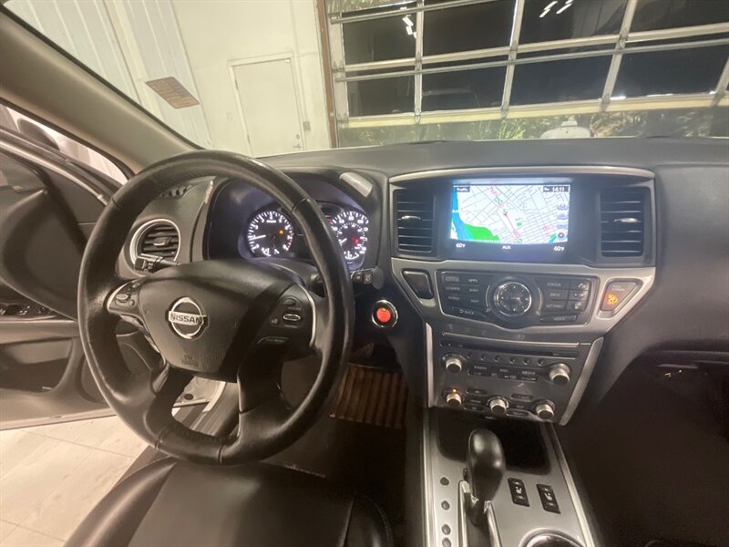 2019 Nissan Pathfinder SL 4WD / 3.5L V6 / 3RD SEAT / Leather / Navi  / Blind Spot Alert / Backup Camera & Navigation / 45,000 MILES - Photo 16 - Gladstone, OR 97027