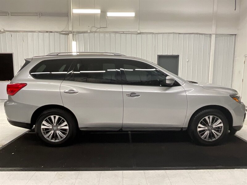 2019 Nissan Pathfinder SL 4WD / 3.5L V6 / 3RD SEAT / Leather / Navi  / Blind Spot Alert / Backup Camera & Navigation / 45,000 MILES - Photo 4 - Gladstone, OR 97027