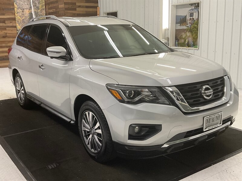 2019 Nissan Pathfinder SL 4WD / 3.5L V6 / 3RD SEAT / Leather / Navi  / Blind Spot Alert / Backup Camera & Navigation / 45,000 MILES - Photo 2 - Gladstone, OR 97027