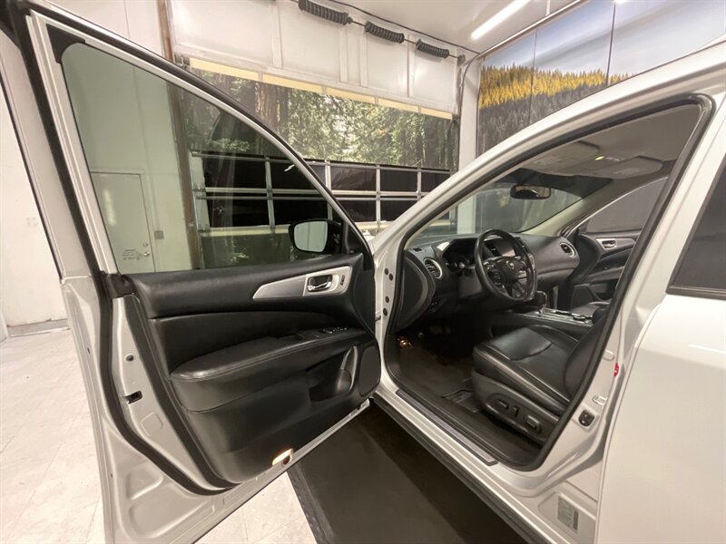 2019 Nissan Pathfinder SL 4WD / 3.5L V6 / 3RD SEAT / Leather / Navi  / Blind Spot Alert / Backup Camera & Navigation / 45,000 MILES - Photo 30 - Gladstone, OR 97027