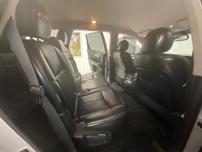 2019 Nissan Pathfinder SL 4WD / 3.5L V6 / 3RD SEAT / Leather / Navi  / Blind Spot Alert / Backup Camera & Navigation / 45,000 MILES - Photo 15 - Gladstone, OR 97027