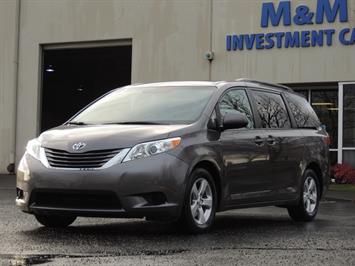 2015 Toyota Sienna LE 7-Passenger Auto Access Seat/ Back up Camera Van